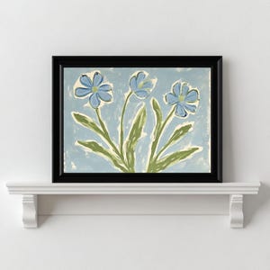 Puede incluir: Una pintura enmarcada de tres flores azules con tallos y hojas verdes sobre un fondo azul claro.