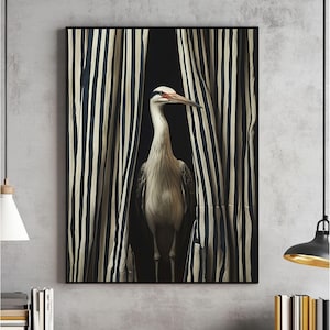 Könnte beinhalten: Gerahmter Kunstdruck mit einer detaillierten Illustration eines Vogels mit langem Hals und Schnabel, der zwischen gestreiften Vorhängen steht. Der Vogel hat einen weißen Kopf und Hals mit einem rot-orangen Schnabel. Die Vorhänge sind schwarz-weiß gestreift.