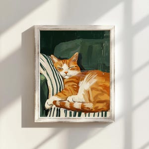 Pu&ograve; includere: Stampa artistica incorniciata raffigurante un gatto tabby arancione addormentato su un cuscino a righe verdi e bianche. Il gatto &egrave; rannicchiato, con gli occhi chiusi, con petto e zampe bianche. L'opera &egrave; ambientata su uno sfondo verde scuro.