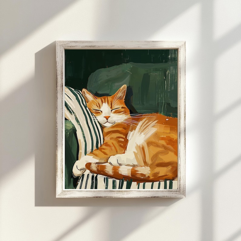 Pu&ograve; includere: Stampa artistica incorniciata raffigurante un gatto tabby arancione addormentato su un cuscino a righe verdi e bianche. Il gatto &egrave; rannicchiato, con gli occhi chiusi, con petto e zampe bianche. L'opera &egrave; ambientata su uno sfondo verde scuro.
