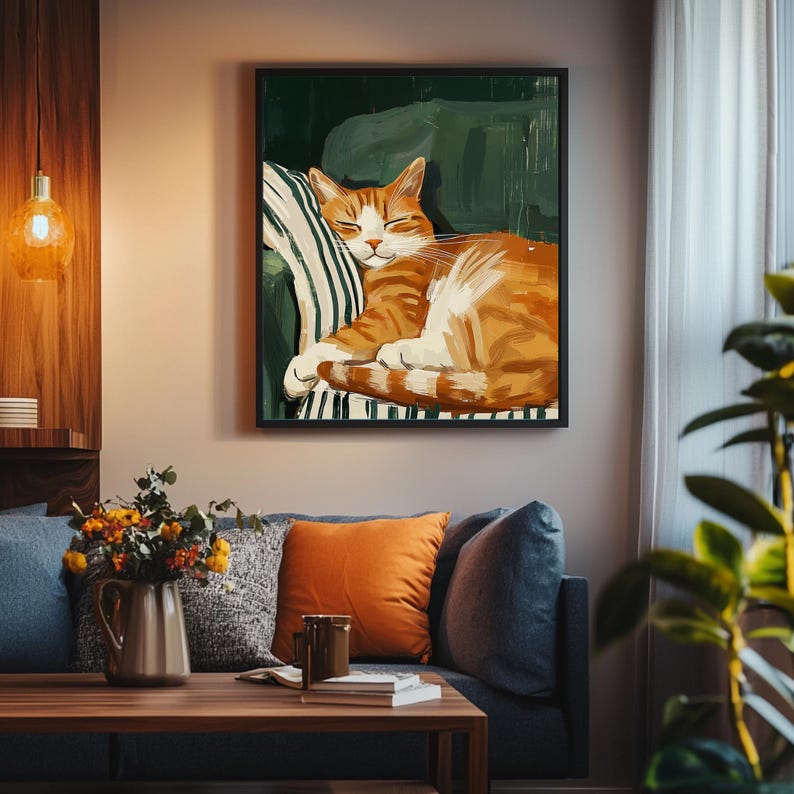 Pu&ograve; includere: Una stampa artistica incorniciata raffigura un gatto tigrato arancione addormentato con segni bianchi. Il gatto &egrave; raggomitolato su un cuscino a righe verdi e bianche. L'opera d'arte &egrave; esposta in un soggiorno con un divano, cuscini e un tavolino.