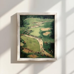 Może przedstawiać: Oprawiony wydruk przedstawiający scenę z pola golfowego. Grafika przedstawia zielone pole golfowe z licznymi ludźmi, drzewami i piaskownicami. Rama jest biała z postarzanym wykończeniem. Og&oacute;lna paleta kolor&oacute;w to zieleń, brąz i biel.