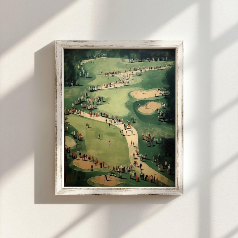 Może przedstawiać: Oprawiony wydruk przedstawiający scenę z pola golfowego. Grafika przedstawia zielone pole golfowe z licznymi ludźmi, drzewami i piaskownicami. Rama jest biała z postarzanym wykończeniem. Og&oacute;lna paleta kolor&oacute;w to zieleń, brąz i biel.