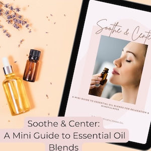 Może przedstawiać: Obraz z butelkami olejków eterycznych i tabletem wyświetlającym przewodnik zatytułowany "Soothe & Center: A Mini Guide to Essential Oil Blends". Przewodnik promuje relaks i uważność. Scena rozgrywa się na jasnej brzoskwiniowej powierzchni.