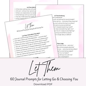 Könnte beinhalten: Ein Stapel von drei weißen Journalseiten mit rosa Akzenten und Text. Auf der obersten Seite steht "Let Them" in Schreibschrift, darunter "60 Journal Prompts for Letting Go & Choosing You". Die Seiten enthalten Aufforderungen zur Selbstreflexion.