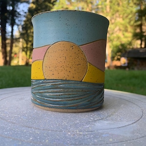 Taza de cerámica hecha a mano con la frase "Atardecer"