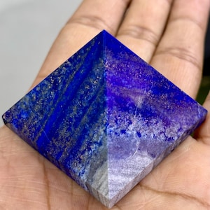 Handgjord Lapislazuli-pyramid: Naturlig kristall för meditation och dekoration