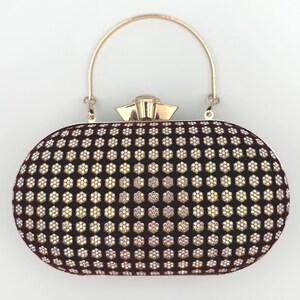 Elegante burgunderrote Strass-Abend-Clutch - Vintage-inspirierte formelle Handtasche mit goldenem Griff von Nadirah Jewels