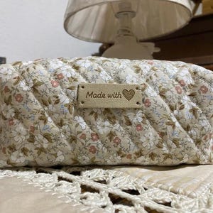 borsa trapuntata, marsupio, borsa per il trucco floreale, borsa per il trucco trapuntata, beauty case, borsa per cosmetici, marsupio squadrato, marsupio con cerniera, regalo, piccoli fiori, beige