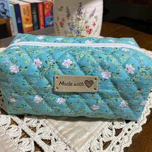 borsa trapuntata, marsupio, borsa per il trucco floreale, borsa per il trucco trapuntata, beauty case, borsa per cosmetici, marsupio squadrato, marsupio con cerniera, regalo, piccoli fiori, verde