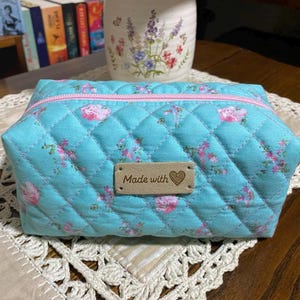 borsa trapuntata, marsupio, borsa per il trucco floreale, borsa per il trucco trapuntata, beauty case, borsa per cosmetici, marsupio squadrato, marsupio con cerniera, regalo, piccoli fiori, blu