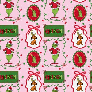 Puede incluir: Un patrón repetitivo sobre un fondo rosa claro que presenta al Grinch con un traje de Santa Claus rojo, un perro marrón con astas, un árbol de Navidad decorado dentro de un marco ovalado rojo y un letrero rectangular verde con el texto GRINCH en letras rojas.