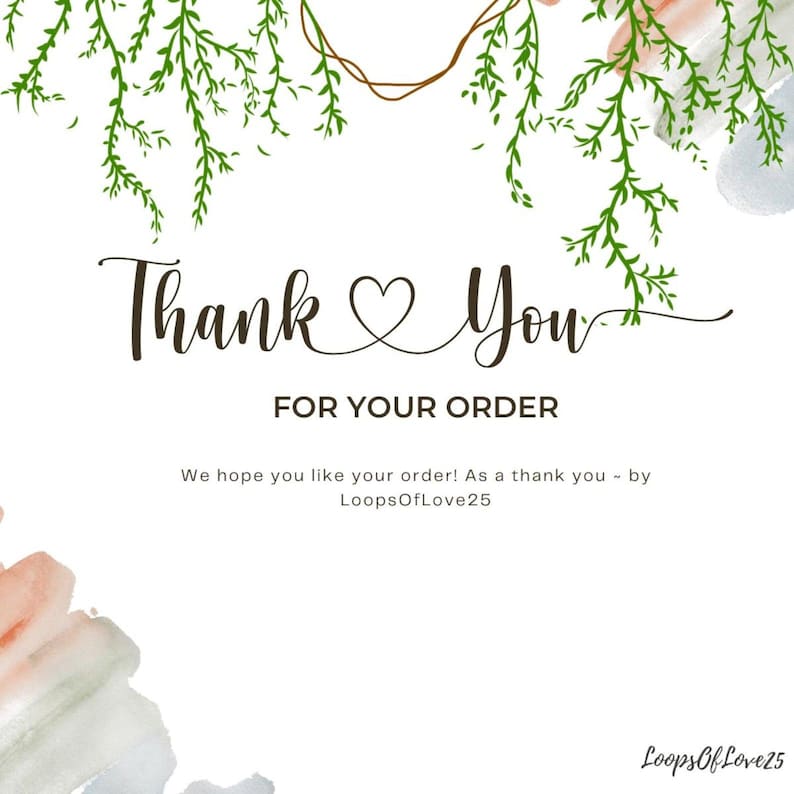 Pu&ograve; includere: Biglietto bianco con la scritta "Thank You" in elegante corsivo, con un cuore al posto della "o" in "You". Il testo "FOR YOUR ORDER" &egrave; sotto. Viti verdi e accenti acquerello incorniciano il testo.