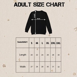 Pu&ograve; includere: Una felpa nera con una tabella delle taglie. La tabella mostra le misure di lunghezza e larghezza in centimetri per le taglie S, M, L, XL, 2XL e 3XL. Il testo "ADULT SIZE CHART" &egrave; in alto.