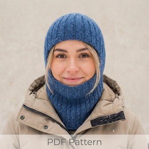 Peut inclure: Un passe-montagne bleu tricoté avec un motif côtelé. Le passe-montagne couvre la tête, le cou et une partie du visage. Le texte "PDF Pattern" est visible en bas de l'image.