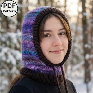 Peut inclure: Cagoule tricotée dans les tons de violet, bleu et marron. La cagoule a un cordon de serrage et est faite d'un fil doux et texturé. Le texte "PDF Pattern" est dans un cercle blanc en haut à gauche. La cagoule est conçue pour garder le porteur au chaud.