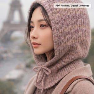 Peut inclure: Une cagoule tricotée de couleur mauve, avec une texture côtelée et une fermeture à nouer au niveau du cou. La cagoule fait partie d'un vêtement plus grand, peut-être un pull ou un manteau. Le texte en haut à droite indique "PDF Pattern / Digital Download".