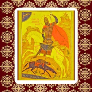 Puede incluir: Icono que representa a un guerrero a caballo, ensartando a una figura caída. El guerrero lleva armadura y una capa roja, sobre un fondo amarillo. La imagen está enmarcada con un borde blanco y un patrón decorativo rojo y dorado.