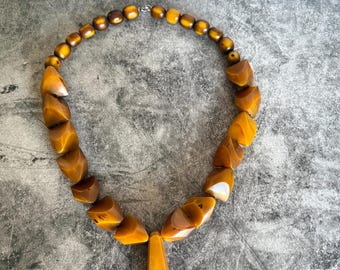 Enorme collar vintage de catalina, 171 g, grueso, color ámbar miel, estilo art déco, cuentas geométricas facetadas, joyería coleccionable de mediados de siglo.