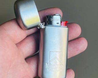 Marlboro Medium Vintage Lighter in Matte Metal, Original Lighter Case or Cover! Feuerzeughülle oder -abdeckung