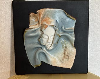 Scultura da parete in ceramica unica, realizzata a mano: volto astratto con texture di tessuto / Decorazione murale di arte moderna / Opera d'arte contemporanea in rilievo su ceramica