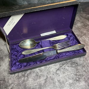 Conjunto de talheres vintage WMF Rostfrei Alpacca banhado a prata, 3 peças, com caixa original, estilo Art Nouveau alemão, padrão de uvas e arabescos.
