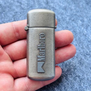 Marlboro  Vintage Lighter in  Metall , original , Feuerzeug , lighter case or cover! Feuerzeughülle oder -abdeckung