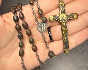 Antieke soldatenrozenkrans met groot koperen kruisbeeld – houten kralen, militaire veldrozenkrans, religieus verzamelobject, antiek kruis 7,3 cm