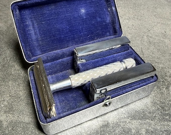 1920年代ヴィンテージ ジレット ボストニアン セーフティカミソリセット、銀メッキシェービングキット、オリジナルメタルケース＆替刃入れ付き、コレクター向け男性ギフト