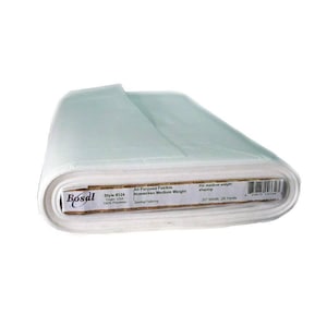 Peut inclure: Un rouleau de tissu non tissé thermocollant Bosal tout usage, poids moyen. L'étiquette indique "Style #334" et "20" de largeur, 25 yards. Le tissu est conçu pour la couture et la confection.