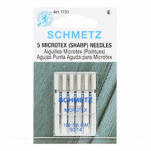 Puede incluir: Paquete de agujas afiladas Microtex SCHMETZ. El paquete incluye cinco agujas en una caja de plástico transparente. Las agujas tienen un eje plateado con un acento morado y azul. El paquete tiene el texto "SCHMETZ" y "5 MICROTEX (SHARP) NEEDLES".
