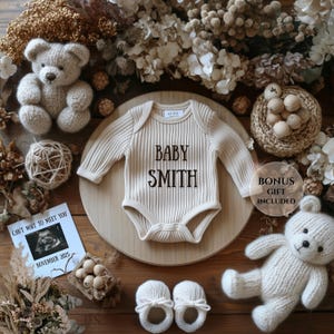 Neutrale Babymitteilungsvorlage, bearbeitbare Canva Digital Reveal, Boho Cozy Flat Lay mit Strampelanzug & Ultraschall, druckbare Geburtsankündigung