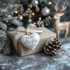 Plantilla de Canva para anuncio de bebé en Navidad, adorno navideño de corazón, anuncio de bebé en invierno neutro, descarga digital editable