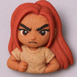 Könnte beinhalten: Detaillierte Figur einer Zeichentrickfigur mit roten Haaren und einem wütenden Gesichtsausdruck. Die Figur trägt ein beiges T-Shirt und hat geballte Fäuste. Die Figur hat einen hellen Hautton und schwarze Augenbrauen.
