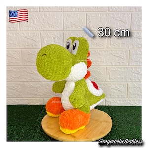 Può includere: Un cartello in legno rustico con la scritta "Welcome to our home" in lettere bianche. Il cartello presenta una finitura invecchiata e un design semplice e invitante, perfetto per l'arredamento della porta d'ingresso.