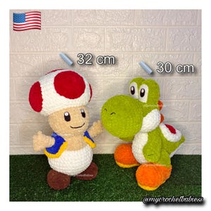 Può includere: Un set di tre tazze in ceramica con finitura opaca e macchiettata. Le tazze sono nei toni del crema, grigio chiaro e grigio scuro. Ogni tazza ha un design semplice e minimalista e un manico arrotondato.