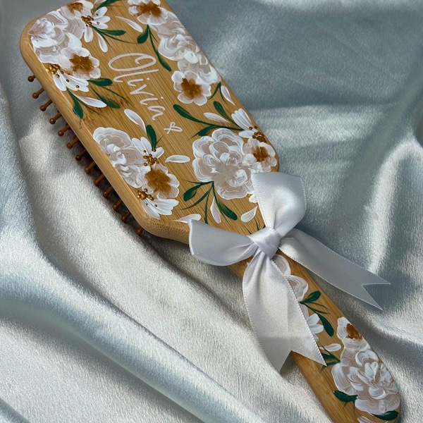 Cepillo de madera pintado a mano: Regalo personalizado para la novia y la niña de las flores.