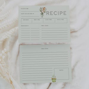 Peut inclure: Deux fiches de recettes vert p&acirc;le. La carte du haut comporte des espaces pour le nom de la recette, la cuisine, les portions, le temps de pr&eacute;paration, le temps de cuisson et les ingr&eacute;dients. La carte du bas comporte des espaces pour les instructions et les notes. Le mot "RECIPE" est en police serif.