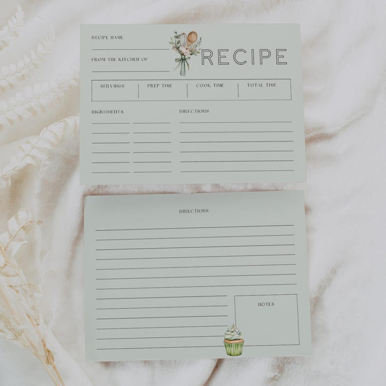 Peut inclure: Deux fiches de recettes vert p&acirc;le. La carte du haut comporte des espaces pour le nom de la recette, la cuisine, les portions, le temps de pr&eacute;paration, le temps de cuisson et les ingr&eacute;dients. La carte du bas comporte des espaces pour les instructions et les notes. Le mot "RECIPE" est en police serif.