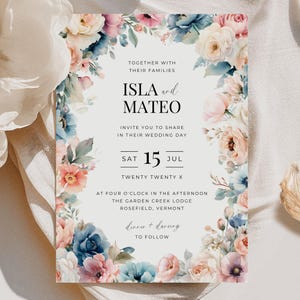 Faire-part de mariage bleu poussiéreux et pêche, modèle d'invitation florale, carte d'invitation imprimable bohème, invitation botanique d'été Blush modifiable, I02