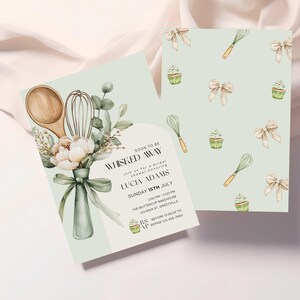 Peut inclure: Invitation recto-verso pour une f&ecirc;te pr&eacute;nuptiale. Le recto pr&eacute;sente un arrangement floral avec une cuill&egrave;re en bois et un fouet. Le texte indique "Soon to be whisked away" et les d&eacute;tails de la f&ecirc;te de Lucia Adams. Le verso a un motif r&eacute;p&eacute;t&eacute; de fouets, de n&oelig;uds et de petits g&acirc;teaux.