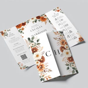 Könnte beinhalten: Eine dreifach gefaltete Hochzeitseinladung mit floralen Akzenten in Orange, Weiß und Grün. Die Einladung enthält die Namen Cecilia und Harrison, weitere Details und einen Zeitplan für den Hochzeitstag. Die Initialen "CH" sind prominent dargestellt.