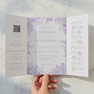 Puede incluir: Una invitación de boda tríptica en tonos lavanda y blanco, con ilustraciones florales. La invitación incluye los nombres Cecilia y Harrison, la fecha, hora y lugar de la boda. Detalles incluyen información RSVP, lugar, alojamiento y transporte.