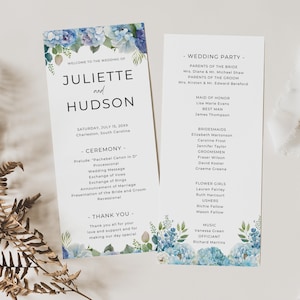 Peut inclure: Programme de cérémonie de mariage avec un motif floral aquarelle bleu. Le programme comprend les noms Juliette et Hudson, la date du 15 juillet 20XX et le lieu Charleston, Caroline du Sud. Le programme comprend également l'ordre de la cérémonie et un message de remerciement.