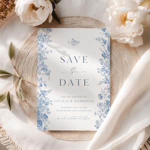Puede incluir: Una invitación formal de boda con un diseño floral azul. El texto "SAVE the DATE" se muestra de forma destacada. La invitación incluye los nombres Cecilia & Harrison, la fecha de la boda y la ubicación.