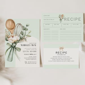 Puede incluir: Un juego de papelería verde claro y blanco para una despedida de soltera. La invitación presenta una ilustración de acuarela de una cuchara de madera, un batidor y flores. Las tarjetas de recetas tienen espacio para ingredientes e instrucciones.