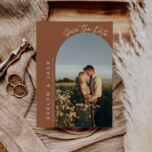 Außer der Datumsvorlage Rustikale Terrakotta, Boho Hochzeit im Herbst, bearbeitbar mit Fotokarte