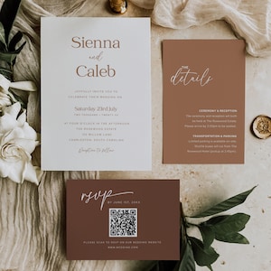 Peut inclure: Ensemble de faire-part de mariage comprenant trois cartes. L'invitation principale est blanche avec du texte marron annonçant les noms des mariés et les détails du mariage. Une carte de détails et une carte RSVP avec un code QR sont également incluses.