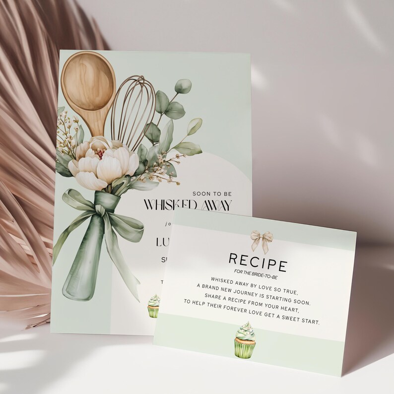 Peut inclure: Un ensemble de faire-part et de cartes de recettes vert clair. L'invitation pr&eacute;sente un bouquet avec une cuill&egrave;re en bois, un fouet et des fleurs. Le texte sur l'invitation se lit "SOON TO BE WHISKED AWAY". La carte de recette porte la mention "RECIPE FOR THE BRIDE-TO-BE".