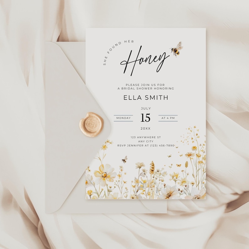 Peut inclure: Une invitation &agrave; une f&ecirc;te pr&eacute;nuptiale avec le texte "She Found Her Honey" et des motifs floraux. L'invitation comprend la date, l'heure et le lieu de l'&eacute;v&eacute;nement. L'invitation est dans une enveloppe blanche avec un sceau de cire dor&eacute;.